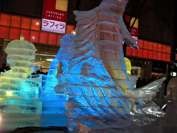 ライトアップされた氷像