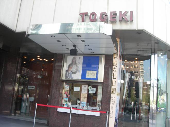 東劇のチケット売り場と入り口