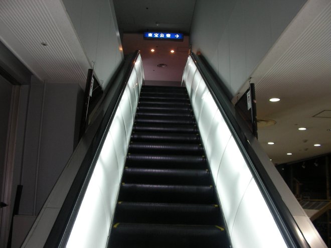 2階から3階へ向かうエスカレーター