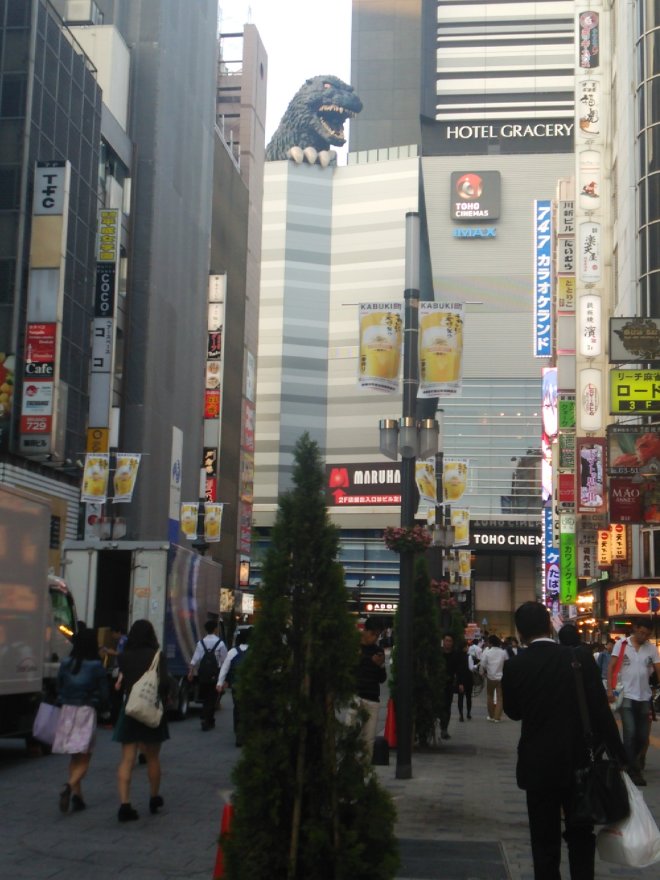 TOHOシネマズ新宿から顔を出すゴジラ