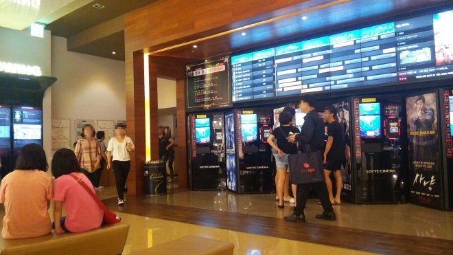 ロッテシネマが入っているロッテ百貨店(光州店)9階の風景