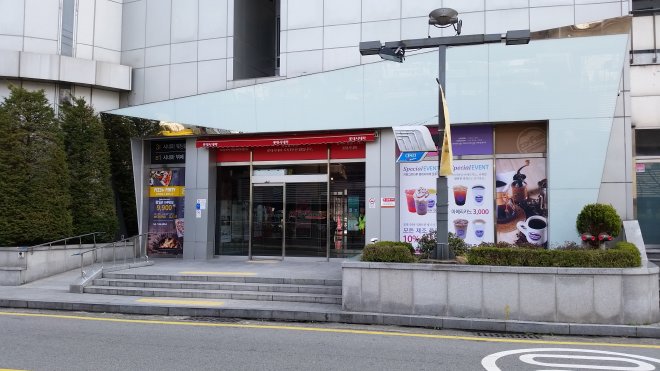 ロッテシネマO2(釜山大)が入っているビルの入口