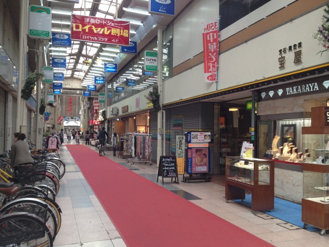 ロイヤル劇場入口前の柳ヶ瀬商店街内の風景