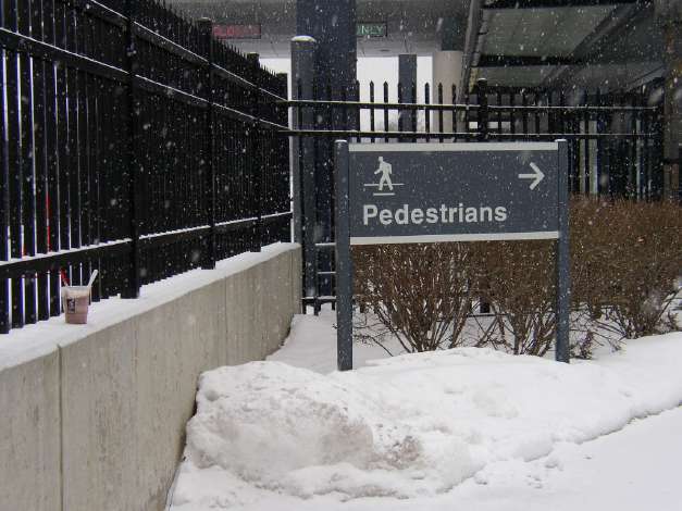 Pedestrians（歩行者）の案内板