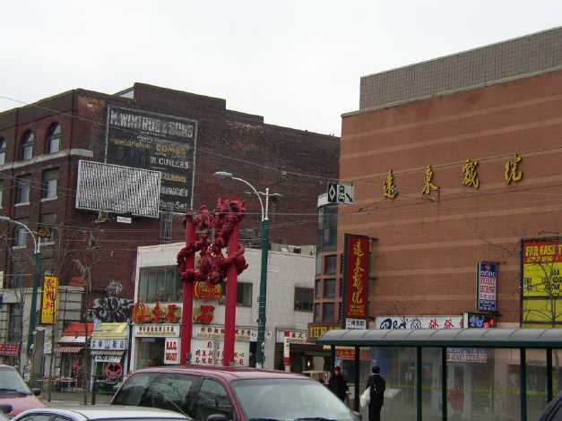 中国を感じさせる建築物（写真中央）