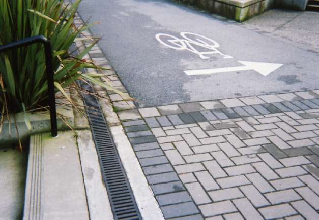 道にもある自転車の案内