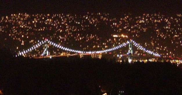 ライトアップされたライオンズゲートブリッジ（Lions Gate Bridge）