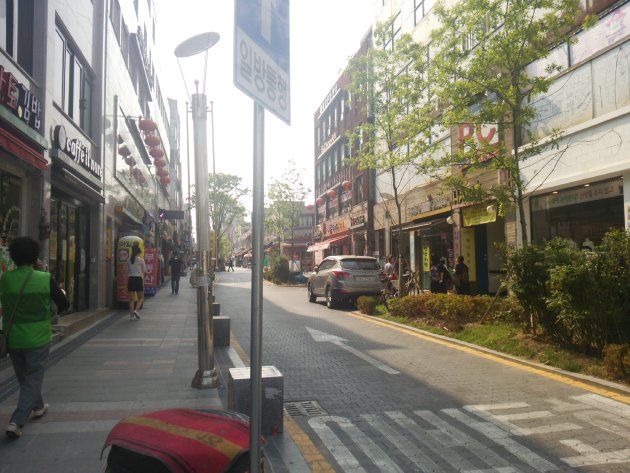 富川大学路の風景