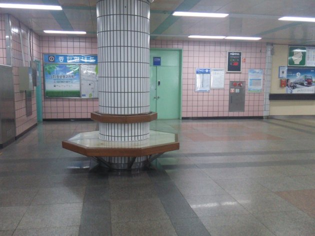駅構内のベンチ