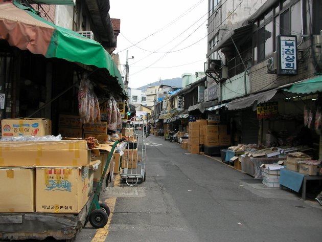 乾魚物卸売市場の一角