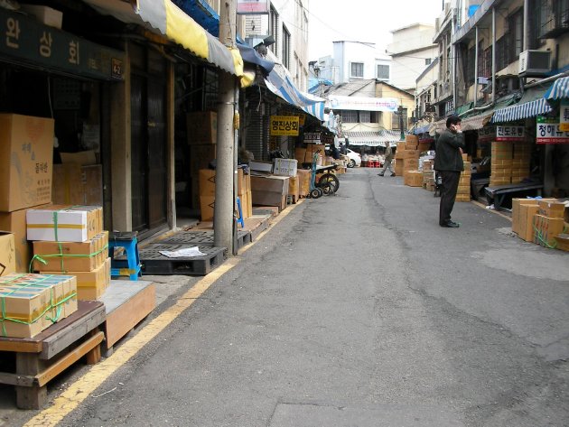 昼の時間帯に撮影した乾魚物卸売市場