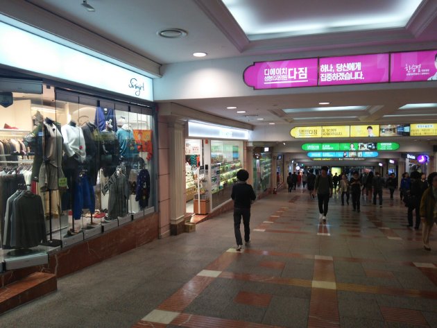 釜山ロッテワールド地下商店街（ロッテ地下商店街）の中