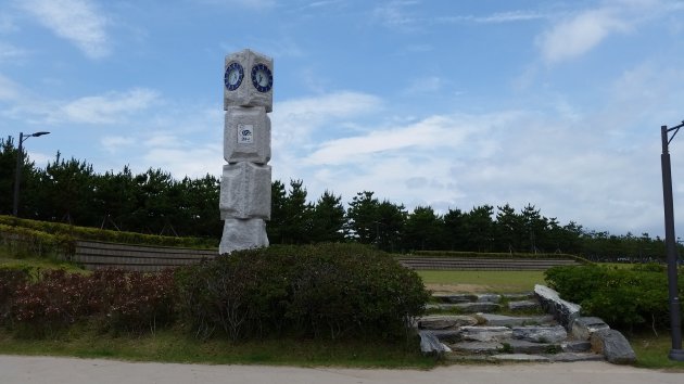 広場へつながる石の階段