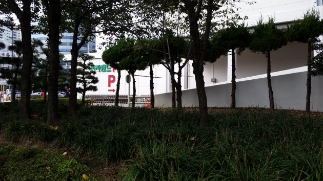 横から撮影したメガマート(MEGA MART) 東菜店