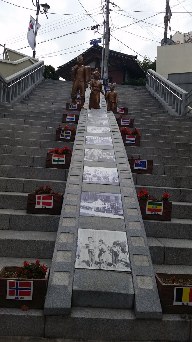 臨時首都記念通りの階段