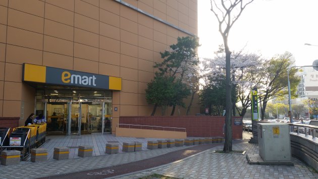 Eマート海雲台店の入口