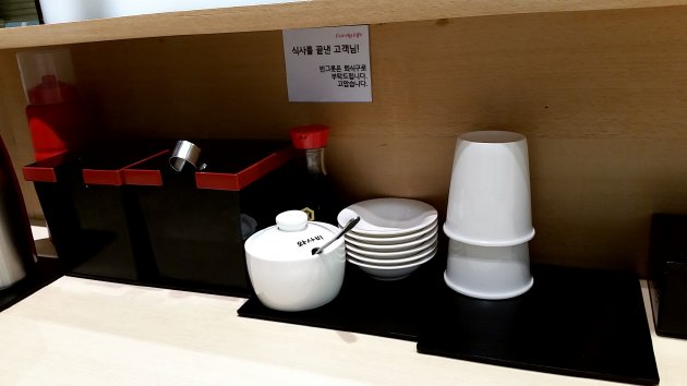 島寿司 光復店内にあるわさび、醤油、コップなど