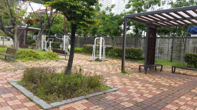 ハヌル児童公園内にある健康マシンと屋根付きのベンチ