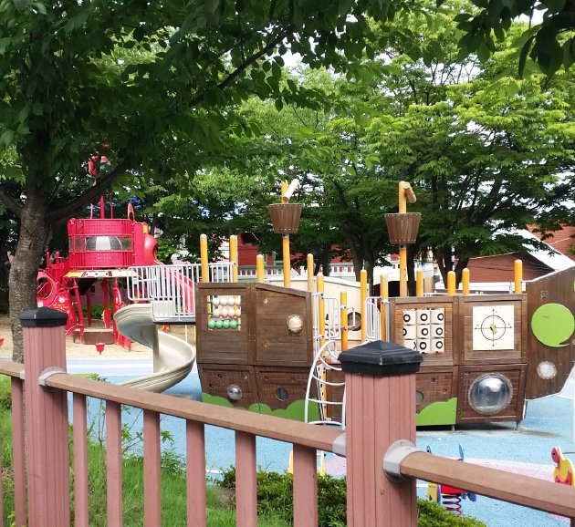 多大クムドンサン児童公園の園内にある遊具