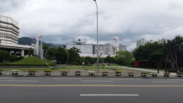 奥に見える社稷野球場