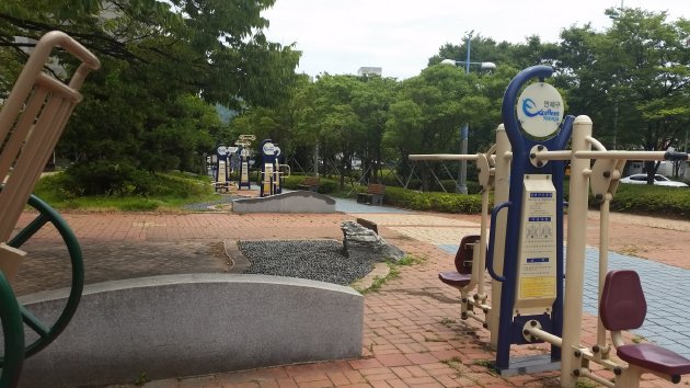 近隣公園(巨提駅)内にある運動器具