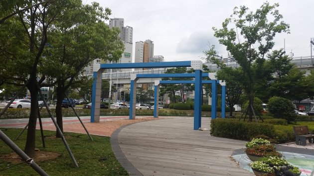 海洋都市象徴ゲート(해양도시 상징게이트)という名の造形物