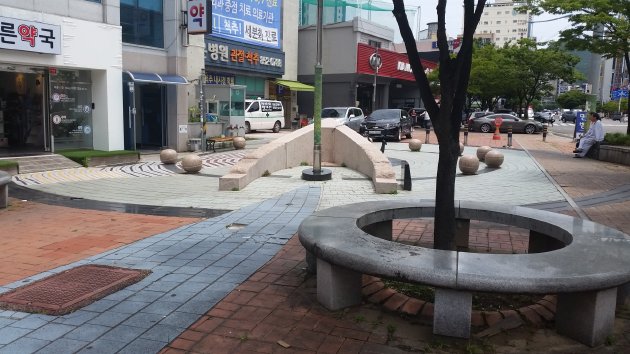近隣公園(巨提駅)にあるベンチ