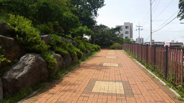 望美近隣公園入口の坂道