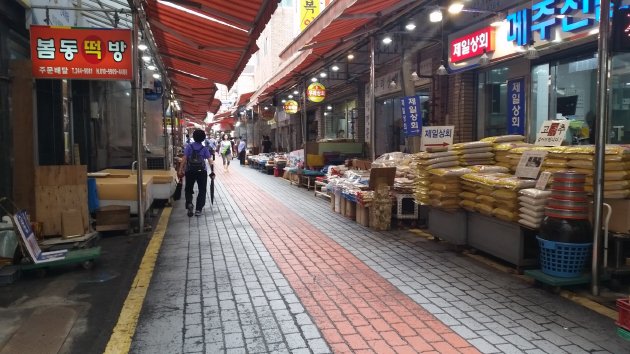 西大新コルモッ市場の風景