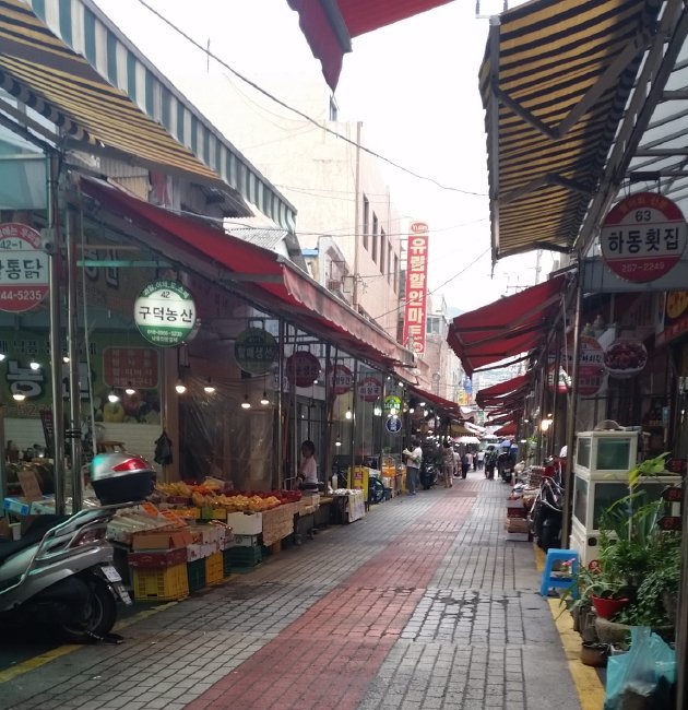 西大新コルモッ市場内の風景