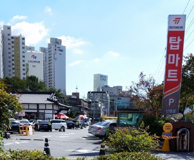 トップマート 新平店の看板と駐車場