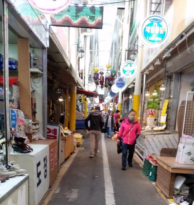 新平コルモッ市場内の風景