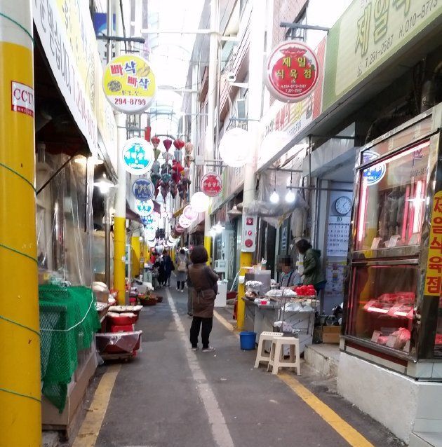 新平コルモッ市場内の風景