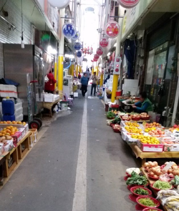 新平コルモッ市場内の風景