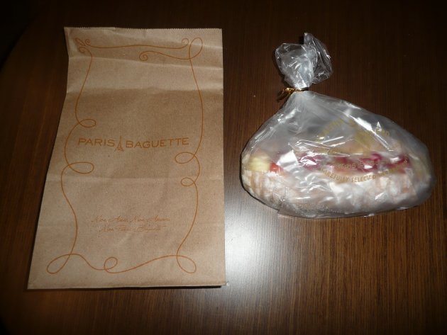 パリバゲット(PARIS BAGUETTE)の袋とパン