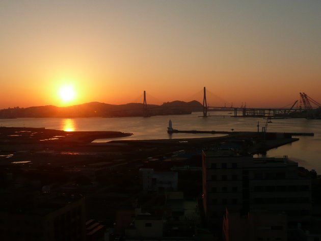 海面に反射する朝日