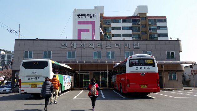 鎮海市外バスターミナルの外観