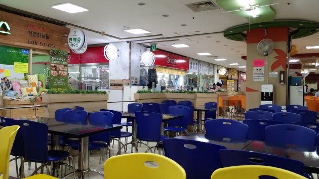 鎮海ロッテマート1階商店街フードコート内の風景