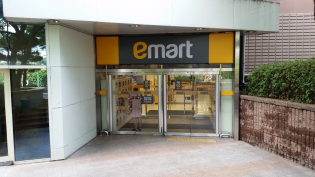 Eマート 昌原店の入口