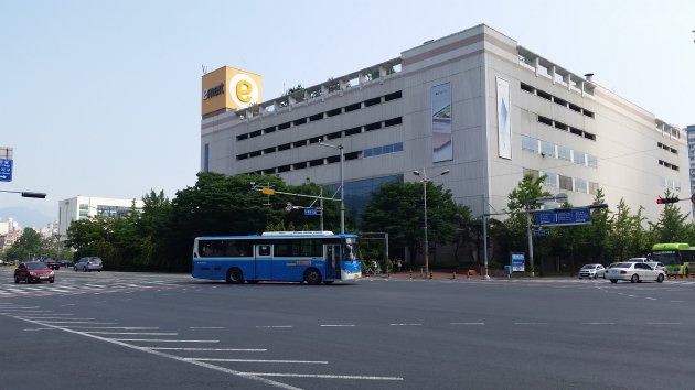 Eマート 昌原店の外観