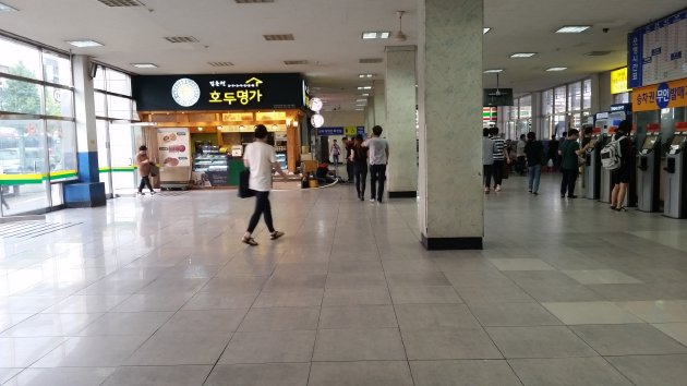 馬山市外バスターミナル内の風景