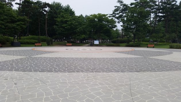 三角地公園内にある広場