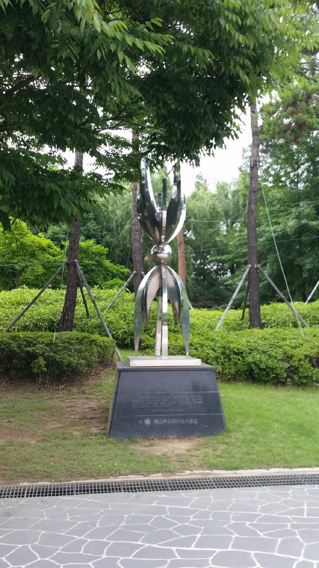 三角地公園内にある造形物