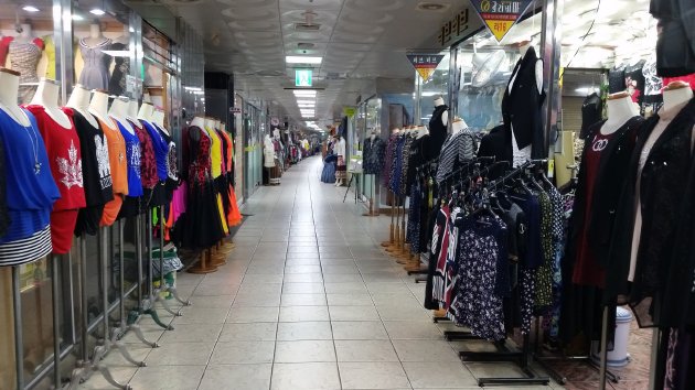 富林地下商店街内の風景