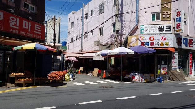 亀岩現代市場の入口周辺