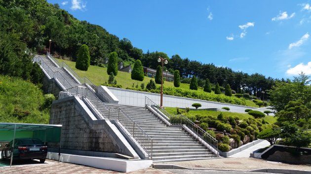 3・15記念館の横から撮影した墓地の風景