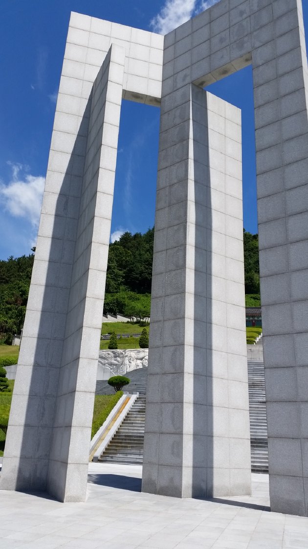 間近で撮影した民主の門