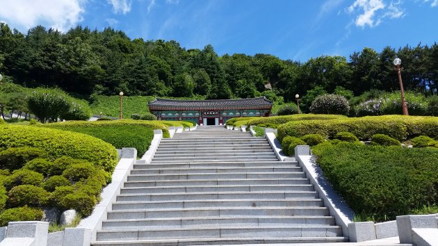 遺影奉安所へと続く階段