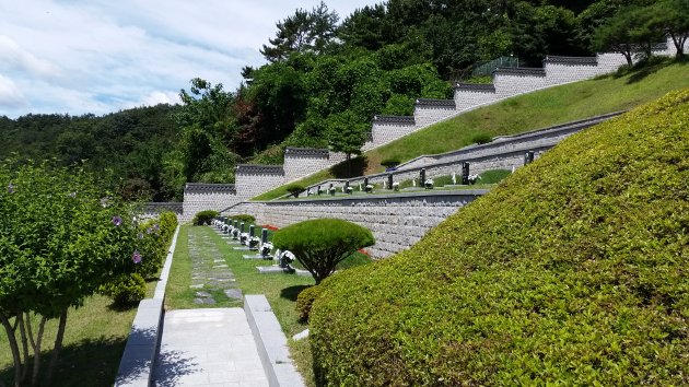 遺影奉安所へ向かう階段左側にある墓地