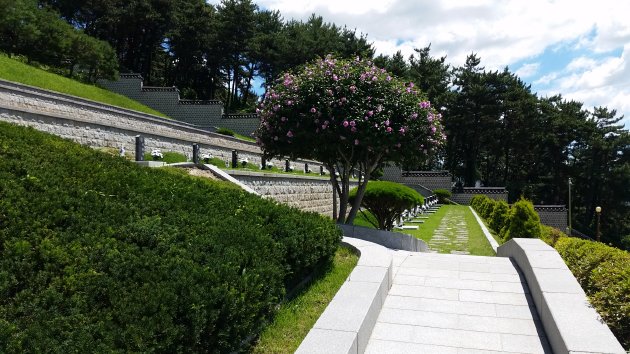 遺影奉安所へ向かう階段の右側にある墓地